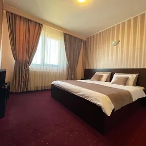 Hotel Athos, Voluntari