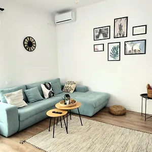 Case de vacanță Adm Cozy - Entire Private House&garden, Tunarii